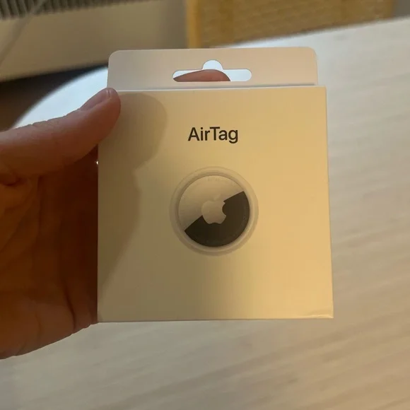 Apple AirTag in Sleek Silver and White - Picture 3 of 7